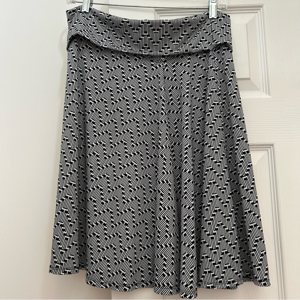 Max Studio Black and White Geometric A-Line Skirt